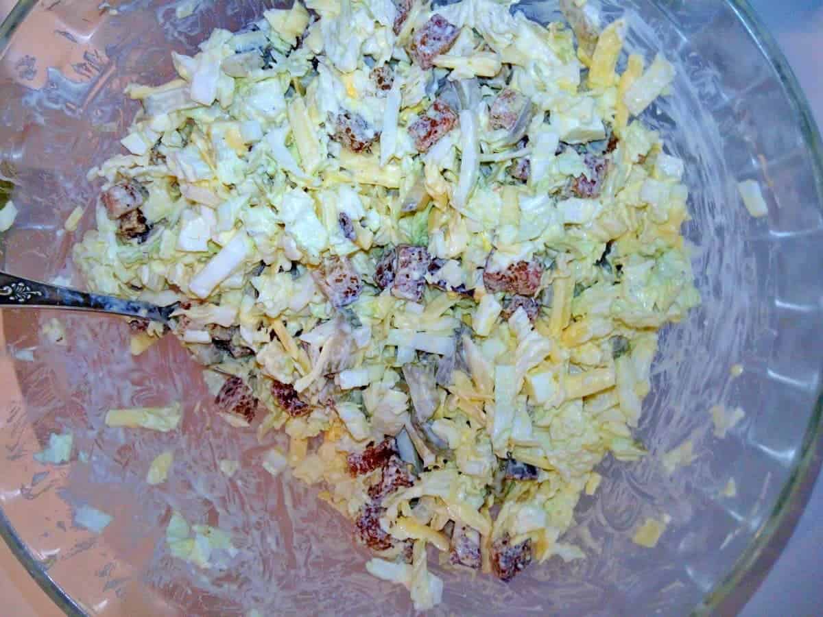 Vegetariška mišrainė su pekino kopūstu ir kepta duona