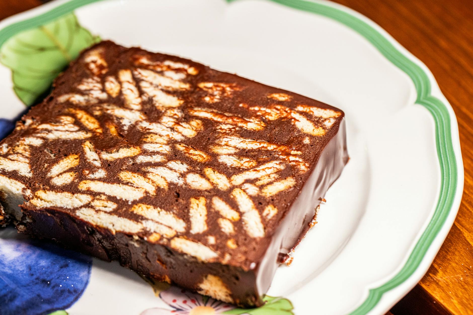 Veganiškas tinginys supjaustytas griežinėliais ant medinės lentelės